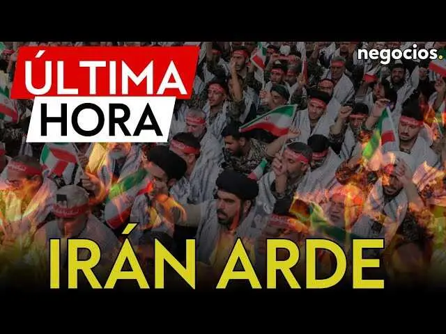 Imagen ilustrativa con la bandera de Ir&aacute;n y una multitud en protesta reflejando la crisis actual<br>                        <br>                        <br>                        <br>                      
