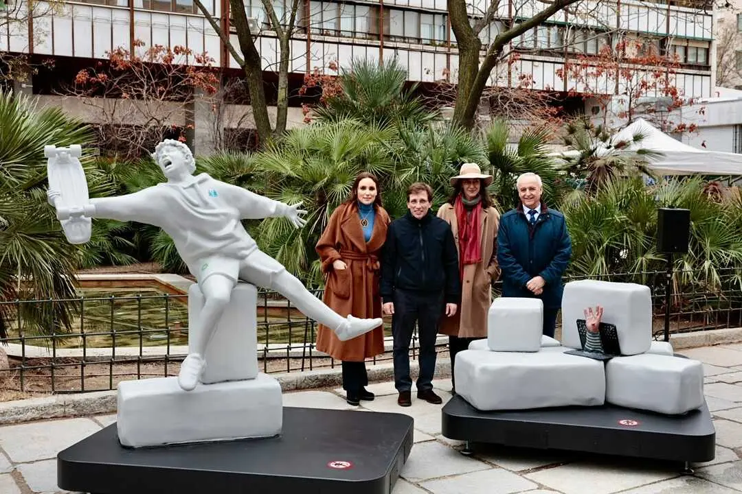 De izquierda a derecha: Paloma Segrelles, presidenta de fundaci&oacute;nSOL; alcalde de Madrid, Jos&eacute; Luis Mart&iacute;nez-Almeida; la autora de la escultura, Claudia Stilianopoulos; y Pedro Puig, presidente de Aldeas Infantiles SOS.