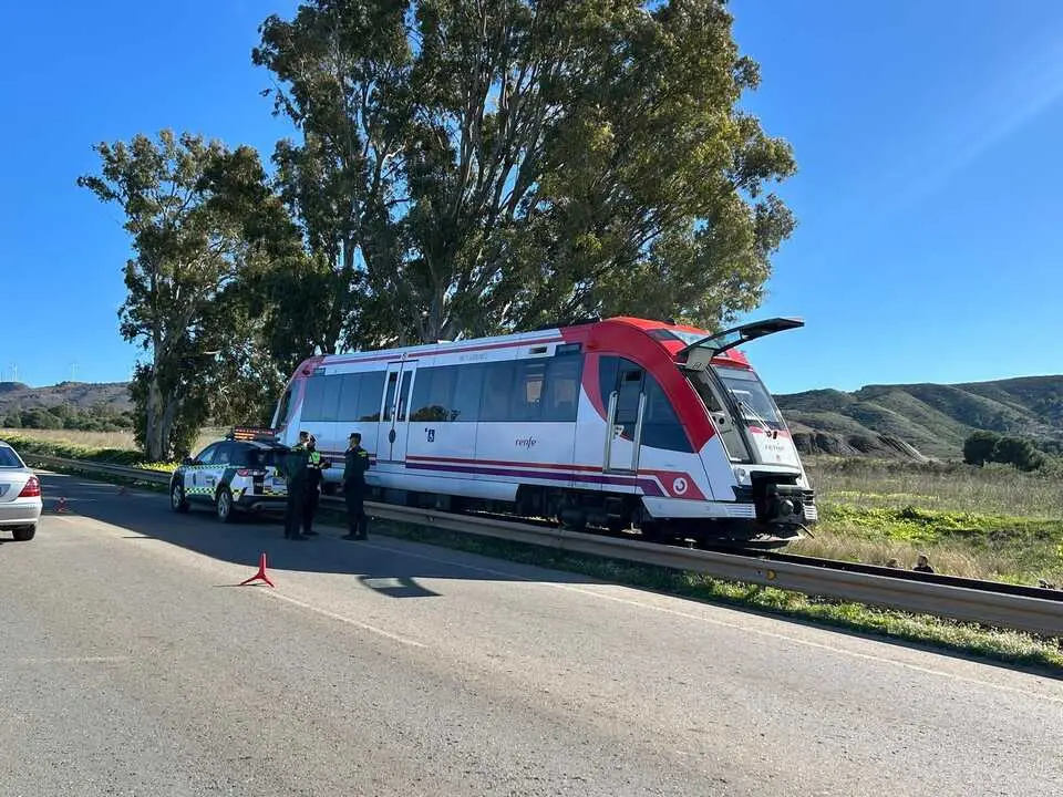 Accidente ferroviario en Murcia: varios heridos tras chocar un tren de pasajeros con una gr&uacute;a