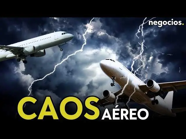 Imagen que muestra una pista de aeropuerto cubierta de nieve, con aviones estacionados y maquinaria de limpieza trabajando bajo condiciones invernales severas.<br>                        <br>                        <br>                        <br>                      