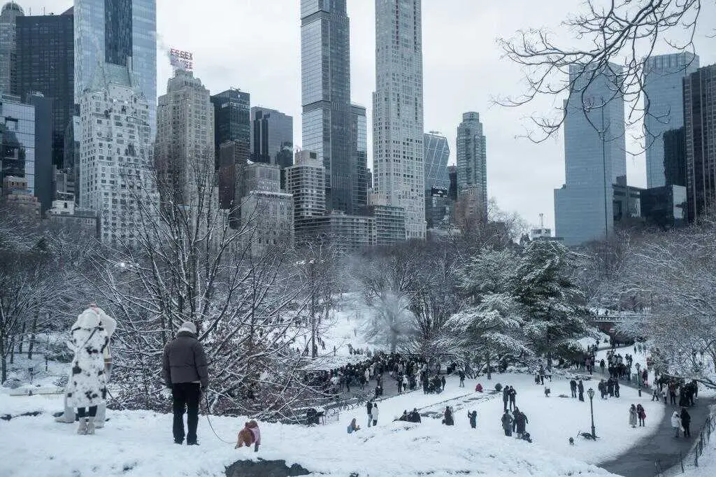 NEW YORK (United States), 27/12/2025.- People enjoy the winter weather in Central Park in New York, New York, USA, 27 December 2025. The worst of the forecasted winter storm missed the city but the snowfall was the largest since January 2022, with over 4 inches of snow, according to the National Weather Service. (tormenta, Nueva York) EFE/EPA/OLGA FEDOROVA