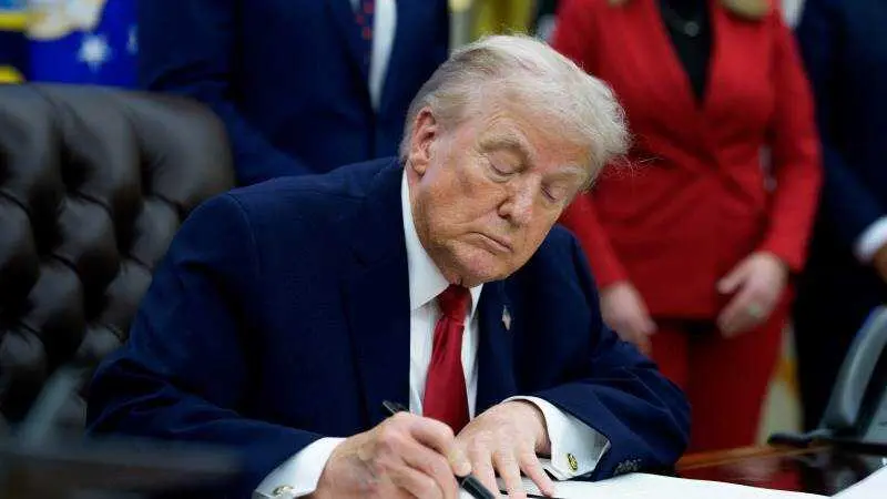 EPA/AARON SCHWARTZ / POOL