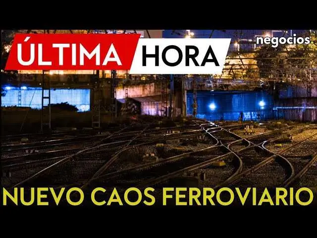 Imagen que muestra un tren detenido por el fallo en la se&ntilde;alizaci&oacute;n en una de las estaciones afectadas de Rodalies en Catalu&ntilde;a.<br>                        <br>                        <br>                        <br>                      