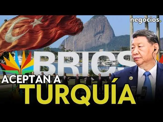 Fotograf&iacute;a en alta definici&oacute;n que muestra la bandera de Turqu&iacute;a ondeando con la ciudad de Estambul de fondo, simbolizando la aspiraci&oacute;n del pa&iacute;s hacia una integraci&oacute;n internacional m&aacute;s amplia.<br>                        <br>                        <br>                        <br>                      