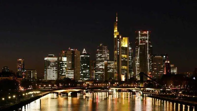 Skyline nocturno de distrito financiero, con luces reflejadas en el r&iacute;o, EPA/RONALD WITTEK