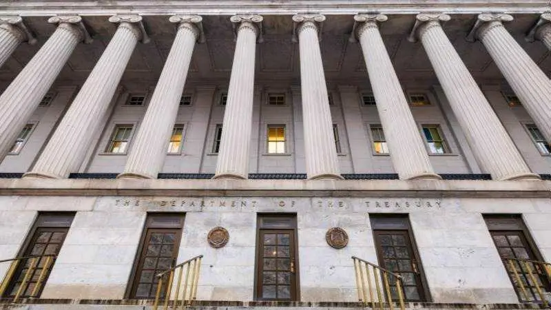 Fachada del Departamento del Tesoro de Estados Unidos, con sus imponentes columnas cl&aacute;sicas y la entrada principal del edificio en primer plano, EPA/JIM LO SCALZO