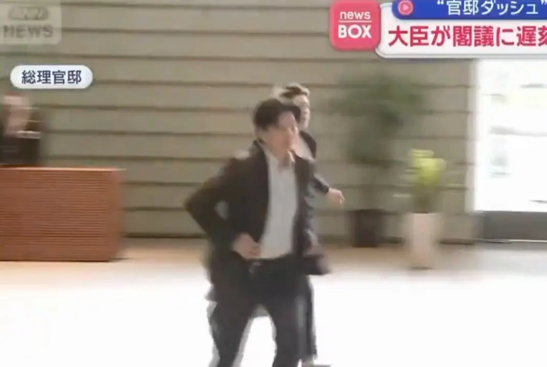 &ldquo;He llegado con retraso&rdquo;: el ministro japon&eacute;s se disculpa por 180 segundos y deja a todos descolocados