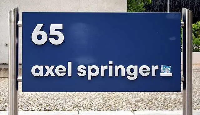 65 Axel Springer" en el atrio del edificio alto Axel Springer en la calle Axel-Springer-Strasse en Berl&iacute;n-Kreuzberg, Alemania.