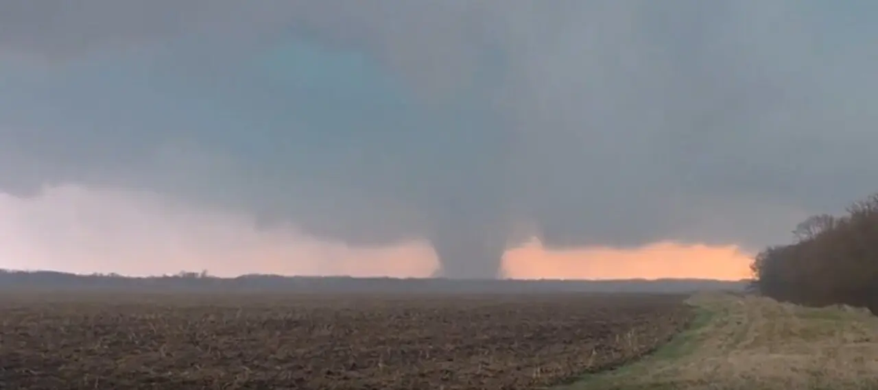 Kankakee bajo el tornado: 6 pulgadas de granizo y 9 heridos