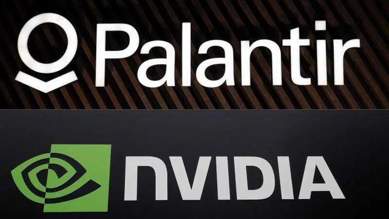 EPA/GIAN EHRENZELLER (L) / EPA/JOHN G. MABANGLO (R)