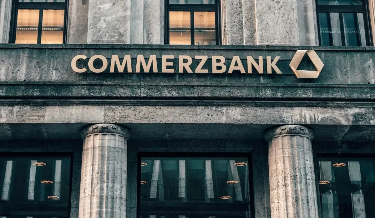 Commerzbank 

Foto de Jan Antonin Kolar en Unsplash