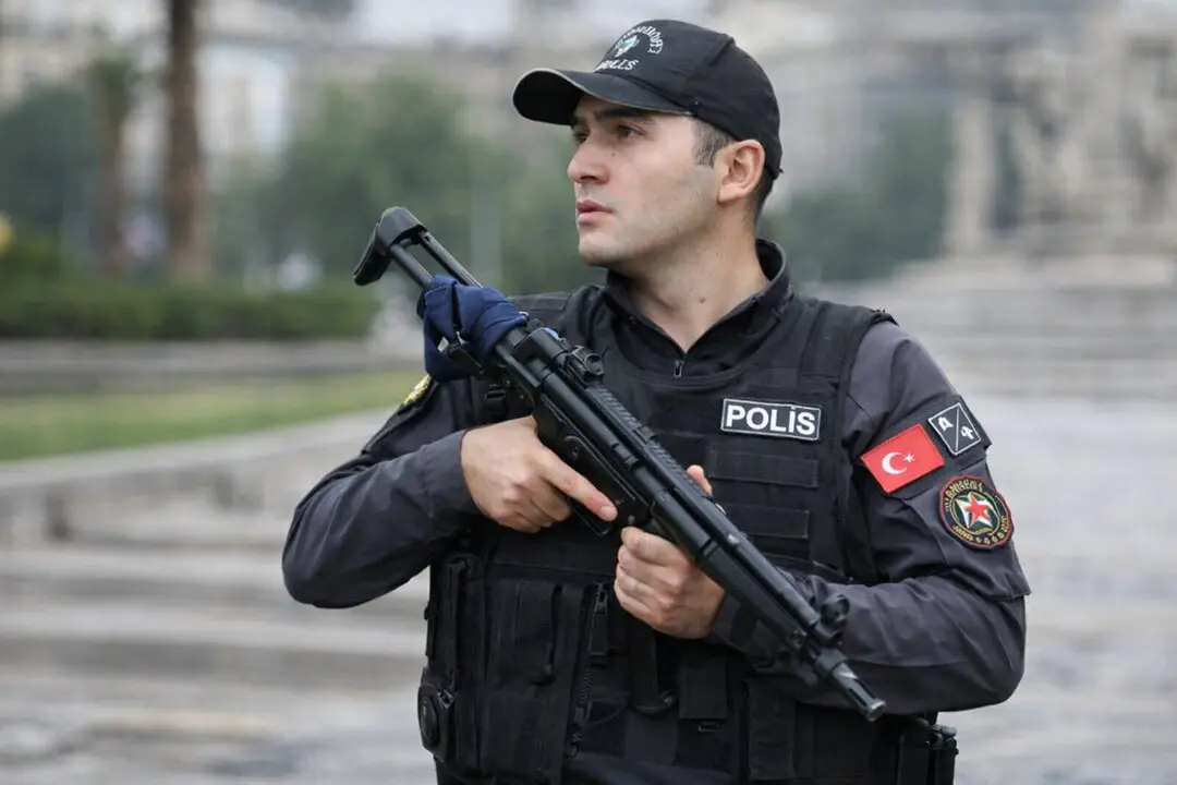 4 disparos bloquean la sede del Gobierno en Antalya