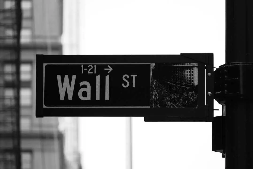 Wall Street

Foto de Patrick Weissenberger en Unsplash