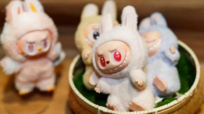 M&uacute;ltiples mu&ntilde;ecas Labubu, UNSPLASH / DECLAN SUN