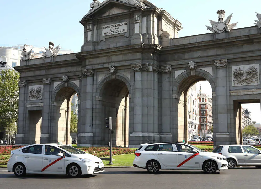 Dos taxis en la Puerta de Alcal&aacute;. Foto: Ayuntamiento de Madrid.