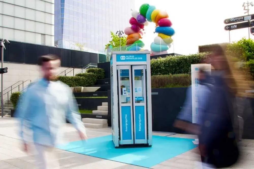 10 de abril. D&iacute;a de los Hermanos

 

La Ley de Protecci&oacute;n Jur&iacute;dica del Menor establece que los hermanos con una medida de protecci&oacute;n deben permanecer juntos siempre que esto no sea contrario a su inter&eacute;s superior. Esta disposici&oacute;n est&aacute; respaldada por la Convenci&oacute;n sobre los Derechos del Ni&ntilde;o y las Directrices de Naciones Unidas sobre las Modalidades Alternativas de Cuidado de los Ni&ntilde;os, que subrayan la importancia de evitar la separaci&oacute;n de hermanos y de garantizar su contacto cuando no sea posible la convivencia en un mismo entorno. Sin embargo, en la pr&aacute;ctica, m&uacute;ltiples factores dificultan la acogida conjunta de hermanos. Entre ellos, la falta de familias de acogida que puedan recibir a grupos de hermanos, la diferencia de edad entre ellos o la existencia de necesidades especiales.

 

As&iacute; lo asegura Aldeas Infantiles SOS en su informe Hermanos en acogimiento. Derecho a crecer siempre juntos, en el que analiza esta realidad y reivindica el importante papel que las relaciones fraternales desempe&ntilde;an en la recuperaci&oacute;n emocional de los ni&ntilde;os, ni&ntilde;as y adolescentes que pasan por procesos de acogimiento: &ldquo;En contextos de cambio y de incertidumbre, como la separaci&oacute;n de un ni&ntilde;o o ni&ntilde;a de sus padres, las relaciones entre hermanos proporcionan apoyo emocional, aportan sensaci&oacute;n de estabilidad y seguridad, y fortalecen el sentido de pertenencia e identidad&rdquo;.

 

Desde Aldeas tambi&eacute;n destacan que compartir la misma familia y haber vivido las mismas experiencias hace que la relaci&oacute;n entre estos hermanos sea &uacute;nica y les ayude a superar las dificultades vividas de forma compartida y a reconstruir su historia de forma m&aacute;s sana y resiliente.

 

Es el caso de Lourdes, una joven de 24 a&ntilde;os que creci&oacute; en Aldeas Infantiles SOS y comparte su testimonio en el informe: &ldquo;Mi hermana es la primera persona a la que recurro cuando tengo un problema y s&eacute; que es la primera que me va a ayudar. He aprendido de ella a ser fuerte ante las adversidades, a salir adelante. Siempre ha estado conmigo y forma parte de quien soy. No me imagino mi vida sin ella. Por eso creo que es fundamental que los hermanos y hermanas en acogimiento puedan crecer juntos. Porque est&aacute;n viviendo lo mismo que t&uacute;, te entienden como nadie, y tener a alguien con quien contar lo cambia todo&rdquo;.

 

Medidas para evitar la separaci&oacute;n

 

Desde la organizaci&oacute;n reclaman una serie de medidas concretas para garantizar que los hermanos permanezcan juntos, entre ellas, recursos financieros y humanos para facilitar el acogimiento de grupos de hermanos y hermanas, y para trabajar la relaci&oacute;n entre ellos durante el tiempo que dure la medida de protecci&oacute;n, lo que implica formar a los profesionales del cuidado.

 

Asimismo, es preciso tener en cuenta la opini&oacute;n de los hermanos al adoptar la forma m&aacute;s adecuada de acogimiento, en el marco de un proceso participativo, y garantizando su derecho a mantener el contacto en aquellos casos en que no puedan crecer juntos porque as&iacute; lo determine su inter&eacute;s superior.

 

Adem&aacute;s, es urgente desarrollar estad&iacute;sticas sobre los grupos de hermanos y hermanas en el sistema de protecci&oacute;n, que permitan abordar su situaci&oacute;n, as&iacute; como definir est&aacute;ndares unificados en todas las comunidades aut&oacute;nomas sobre las buenas pr&aacute;cticas para su acogida.

 

Una cabina telef&oacute;nica con un mensaje por escuchar

 

Este viernes, 10 de abril, D&iacute;a de los Hermanos, Aldeas Infantiles SOS saldr&aacute; a la calle en el marco de una acci&oacute;n que tendr&aacute; lugar en el centro de ocio Caleido (Madrid) y en la que, bajo el t&iacute;tulo #SiempreJuntos, invitar&aacute; a los viandantes a participar en una experiencia inmersiva para conectar con la realidad de los hermanos y hermanas en acogimiento que crecen separados.

 

Para ello, cuenta con la instalaci&oacute;n temporal de una cabina telef&oacute;nica tradicional, recuperada especialmente para esta ocasi&oacute;n, y en la que al descolgar el tel&eacute;fono se escucha la voz de una ni&ntilde;a que representa a los ni&ntilde;os, ni&ntilde;as y adolescentes en acogida que est&aacute;n separados de sus hermanos y que comparte este mensaje: 

&ldquo;Hola, me llamo Luc&iacute;a y vivo en acogimiento porque ahora mis padres no pueden cuidar de m&iacute;. Muchos ni&ntilde;os y ni&ntilde;as como yo tambi&eacute;n estamos separados de nuestros hermanos y so&ntilde;amos con volver a estar unidos. Por eso, en Aldeas Infantiles SOS trabajan para que podamos seguir siempre juntos y no nos separen nunca. &iexcl;Ay&uacute;danos a que nuestro mensaje no se quede sin respuesta!&rdquo;

En el &uacute;ltimo a&ntilde;o, Aldeas Infantiles SOS ofreci&oacute; un entorno familiar protector a 1.430 ni&ntilde;os, ni&ntilde;as y adolescentes que han perdido el cuidado parental, garantizando que los hermanos puedan crecer juntos.

 

Sobre Aldeas Infantiles SOS

Aldeas Infantiles SOS est&aacute; presente en Espa&ntilde;a desde 1967. Forma parte de una Federaci&oacute;n Internacional con presencia en m&aacute;s de 130 pa&iacute;ses (SOS Children&rsquo;s Villages). Las asociaciones miembro tienen car&aacute;cter aut&oacute;nomo e independiente, funcionan de acuerdo con sus propios estatutos y la legislaci&oacute;n de su pa&iacute;s. En 2016 fue galardonada con el Premio Princesa de Asturias de la Concordia. Su misi&oacute;n es atender a ni&ntilde;os, ni&ntilde;as y j&oacute;venes que se encuentran en situaci&oacute;n de vulnerabilidad, impulsando su desarrollo y autonom&iacute;a mediante el acogimiento en entornos familiares protectores y el fortalecimiento de sus redes familiares, sociales y comunitarias. Trabaja para fortalecer a las familias vulnerables, de modo que puedan atender adecuadamente a sus hijos; protege a los ni&ntilde;os y ni&ntilde;as que se han visto privados del cuidado parental, a los que brinda un entorno familiar protector en el que puedan crecer sinti&eacute;ndose queridos y respetados, y acompa&ntilde;a a los j&oacute;venes en su proceso de maduraci&oacute;n e independencia. Aldeas Infantiles SOS impulsa el buen trato a la infancia y a la juventud a trav&eacute;s de su Pol&iacute;tica de Protecci&oacute;n Infantil y Juvenil, implic&aacute;ndose en la promoci&oacute;n de una organizaci&oacute;n segura, condenando en&eacute;rgicamente cualquier caso de desprotecci&oacute;n y dando una respuesta dentro de su &aacute;mbito de actuaci&oacute;n y esfera de influencia. M&aacute;s informaci&oacute;n en www.aldeasinfantiles.es.

 

Para m&aacute;s informaci&oacute;n:

M&oacute;nica Revilla: Tel. 650 476 552 // mrevilla@aldeasinfantiles.es

Arantxa Sanz: Tel. 689 897 430 // arsanz@aldeasinfantiles.es

&Aacute;ngel Mart&iacute;nez: Tel. 608 406 786 // almartinez@aldeasinfantiles.es