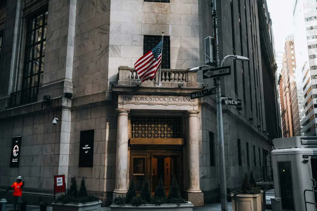Wall Street

Foto de Istv&aacute;n Szit&aacute;s en Unsplash