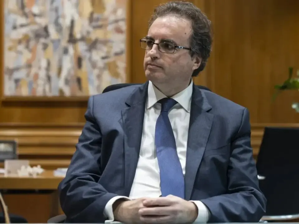 francisco-serrano-en-la-sede-de-ibercaja-e1776063747278-1200x900