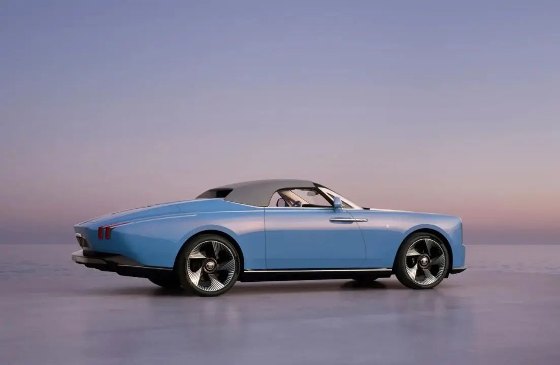 Rolls-Royce fabrica 100 Nightingale, su cabrio el&eacute;ctrico de &eacute;lite