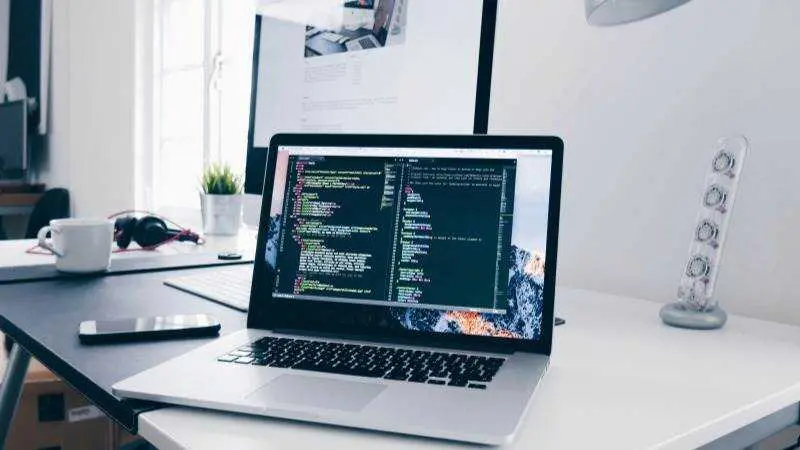 UNSPLASH / CHRISTOPHER GOWER