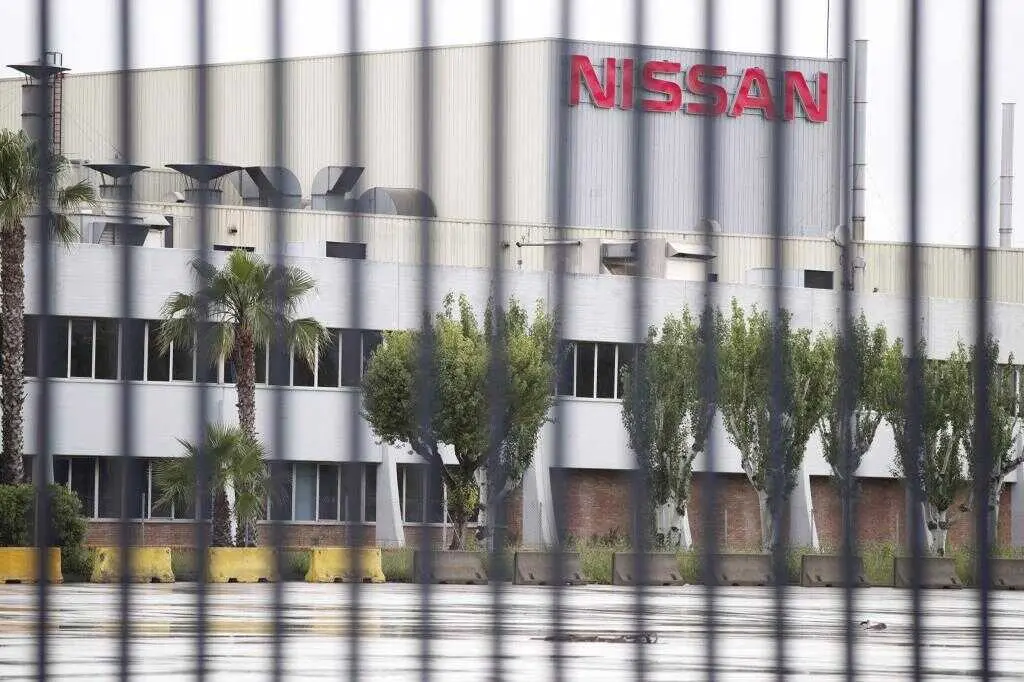 GRAF5576. BARCELONA, 14/05/2020.- Vista exterior de la planta de Nissan en la zona franca de Barcelona, este jueves. Nissan planea cerrar su f&aacute;brica de Barcelona dentro de su plan de reducci&oacute;n de costes, una medida que se har&iacute;a oficial a final de mes seg&uacute;n las informaciones que han trascendido este jueves del diario nip&oacute;n Nikkei, aunque la Generalitat insiste en que la decisi&oacute;n a&uacute;n no est&aacute; tomada y reclama "claridad" a la firma automovil&iacute;stica, mientras que los sindicatos prometen dar guerra. EFE/ Alejandro Garc&iacute;a