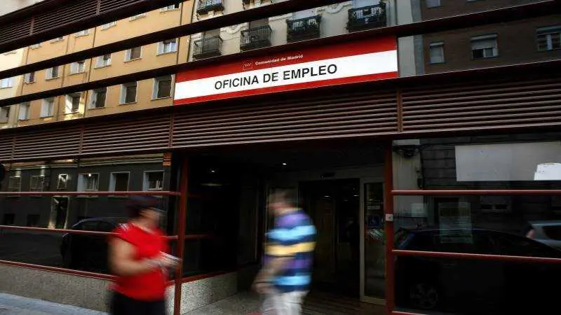 Foto de un edificio de la oficina de desempleo, EPA:JAVIER LIZON