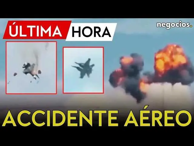 Imagen del incidente ocurrido en el espect&aacute;culo a&eacute;reo Gunfighter Skies, mostrando el humo elevado tras la colisi&oacute;n de dos cazas EA-18G Growler.<br>                        <br>                        <br>                        <br>                      