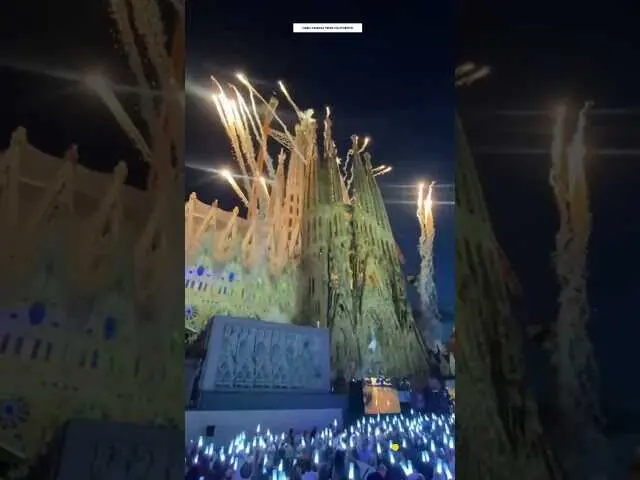 La &uacute;ltima torre de la Sagrada Familia iluminada en la noche con fuegos artificiales, destacando su arquitectura &uacute;nica<br>                        <br>                        <br>                        <br>                      