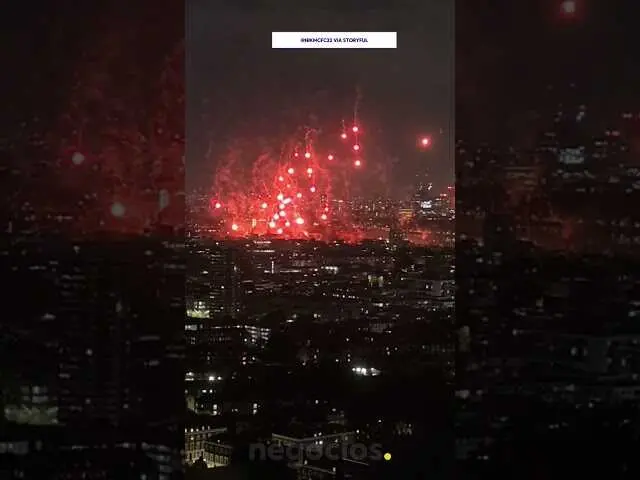 Captura de pantalla del v&iacute;deo donde se observan las bengalas rojas lanzadas sobre la ciudad de Londres.<br>                        <br>                        <br>                        <br>                      