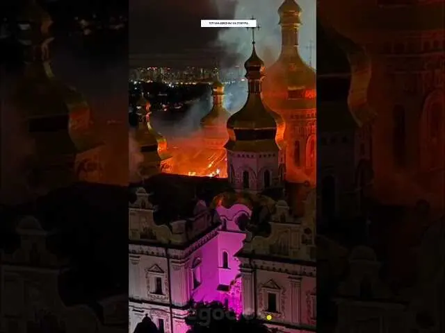 Imagen del incendio en el monasterio patrimonial tras el ataque ruso, mostrando extensas llamas y humo elev&aacute;ndose al cielo.<br>                        <br>                        <br>                        <br>                      