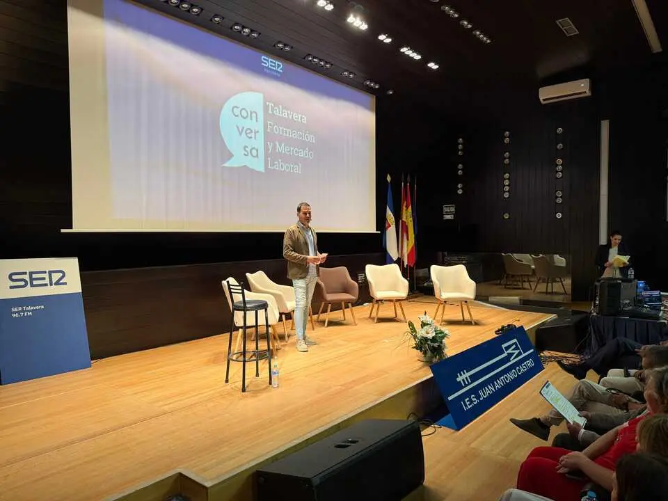 Mu&ntilde;oz-Gallego destaca en el III CONVERSA el papel de la formaci&oacute;n, el emprendimiento y la colaboraci&oacute;n p&uacute;blico-privada para abrir nuevas oportunidades laborales