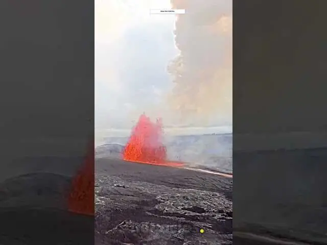 Imagen del volc&aacute;n Kilauea en erupci&oacute;n con un torbellino formado cerca durante el evento.<br>                        <br>                        <br>                        <br>                      
