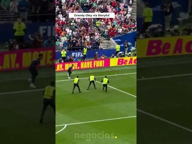 Captura del v&iacute;deo donde se muestra el instante del infiltrado saltando al campo durante el partido entre B&eacute;lgica y Senegal en el Mundial 2026.<br>                        <br>                        <br>                        <br>                      