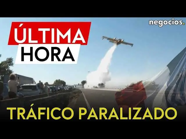 Imagen a&eacute;rea de la autopista A9 cerca de B&eacute;ziers, Francia, mostrando columnas de humo denso a causa del incendio que ha cerrado la v&iacute;a.<br>                        <br>                        <br>                        <br>                      