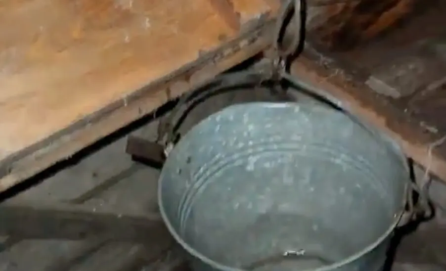 El cubo de agua para sacar algo del pozo en pleno bombardeo de drones