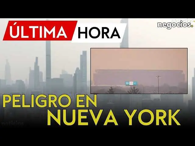Vista a&eacute;rea del MetLife Stadium con humo denso en el horizonte, reflejando la crisis ambiental que afecta la final del Mundial.<br>                        <br>                        <br>                        <br>                      