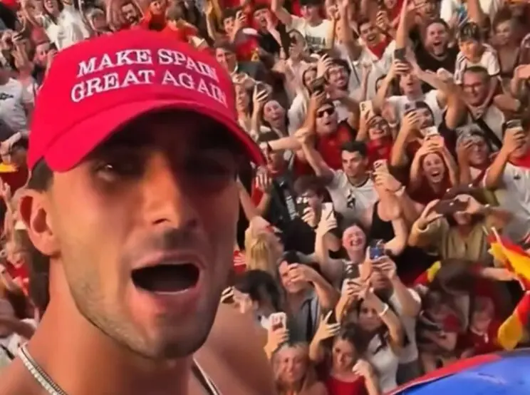 Ferr&aacute;n Torres con la gorra que dice "Make Spain Great Again"