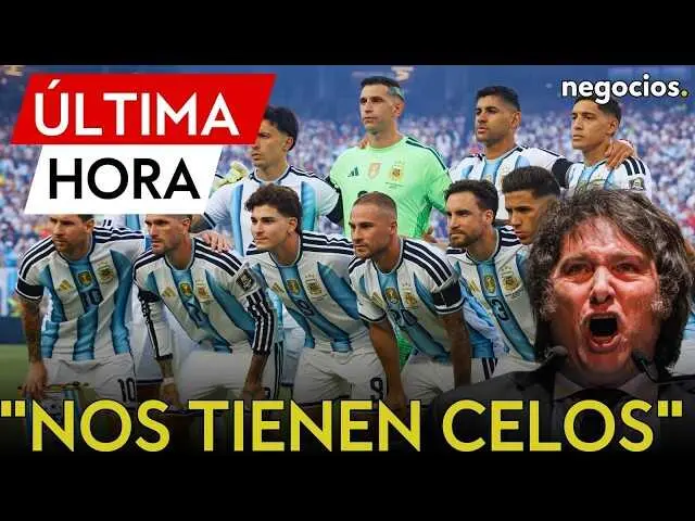 Javier Milei durante una conferencia, con im&aacute;genes alusivas a la selecci&oacute;n argentina de f&uacute;tbol y el Mundial 2026.<br>                        <br>                        <br>                        <br>                      