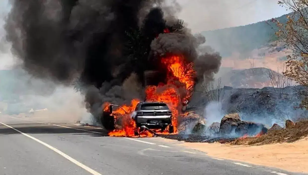 El coche incendiado