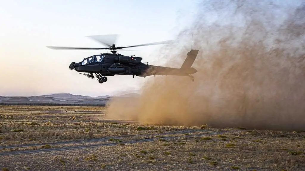 centcom - Un helic&oacute;ptero de ataque AH-64 Apache del Ej&eacute;rcito de EE. UU. despega en el Medio Oriente para un vuelo rutinario
