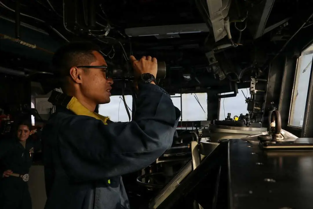 Un marinero estadounidense hace guardia a bordo del USS Frank E. Petersen Jr. (DDG 121) mientras el barco patrulla el mar Ar&aacute;bigo apoyando el bloqueo de Estados Unidos contra Ir&aacute;n. El CENTCOM ha redirigido 17 buques comerciales, ha desactivado 2 y ha abordado 2 para garantizar el cumplimiento.