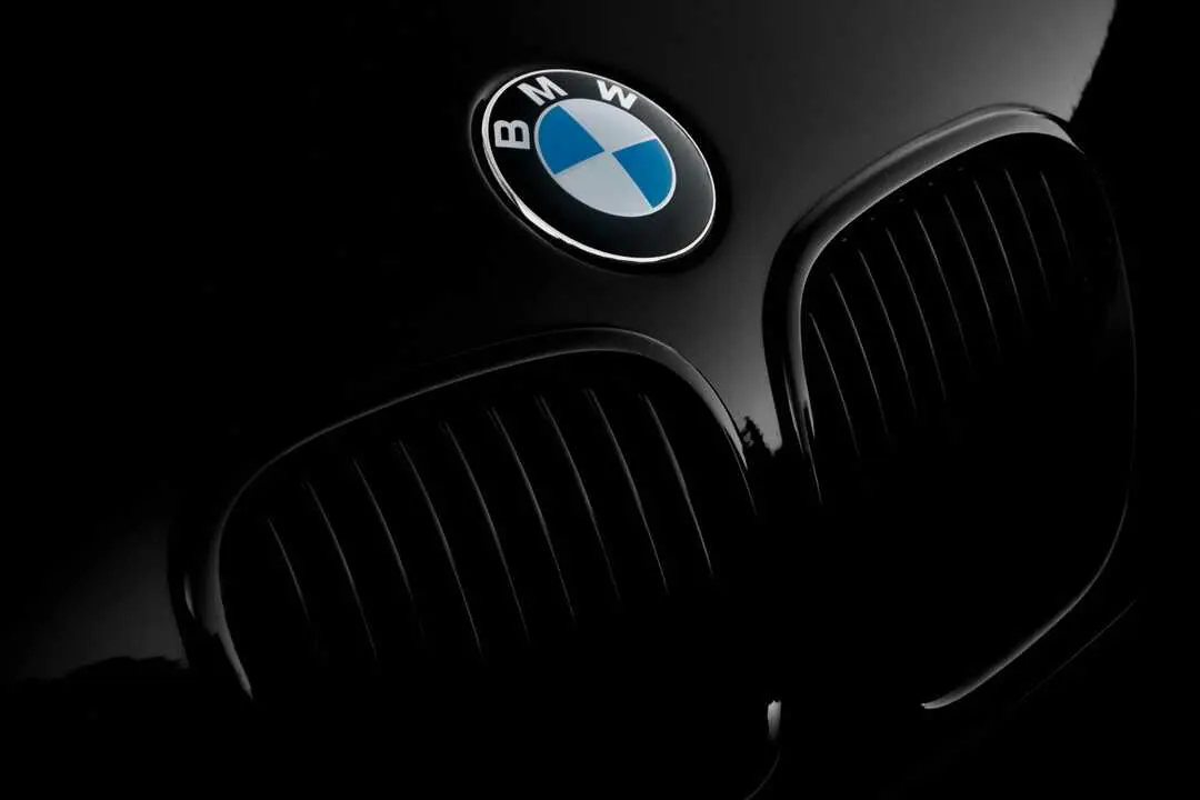 Foto de Artiom Vallat en Unsplash - BMW