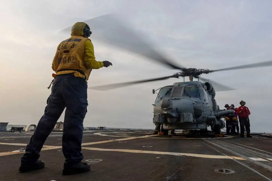 centcom Un helic&oacute;ptero MH-60R Sea Hawk de la Marina de EE.UU. se prepara para el vuelo a bordo del USS Michael Murphy (DDG 112) mientras el buque de guerra apoya el bloqueo de EE.UU. contra Ir&aacute;n navegando por aguas regionales.