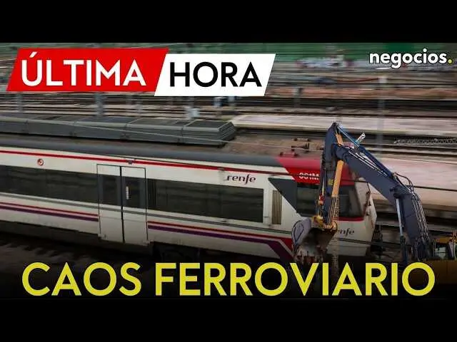 Vista exterior de un tren de alta velocidad detenido en una estaci&oacute;n de Madrid bajo cielo nublado, reflejando la paralizaci&oacute;n del servicio.<br>                        <br>                        <br>                        <br>                      