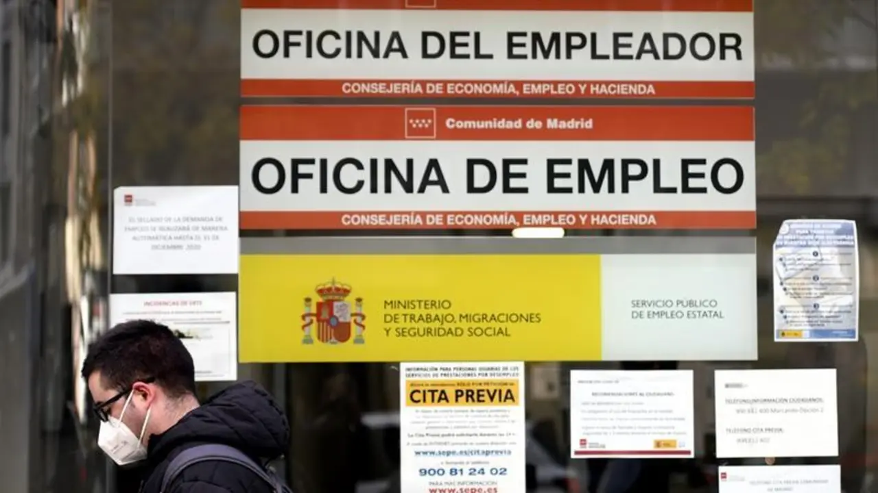Un hombre pasa por la puerta de una oficina de empleo, SEPE (antiguo INEM) horas después de conocer los datos del paro de noviembre, en Madrid (España), a 2 de diciembre de 2020. El número de parados registrados en las oficinas de los servicios públicos de empleo (antiguo Inem) subió en 25.269 desempleados en noviembre (+0,6%), su mayor alza en este mes desde el año 2012, cuando se incrementó en más de 74.000 personas, según datos publicados este miércoles por el Ministerio de Trabajo y Economía Social.
02 DICIEMBRE 2020;EMPLEO;PARO;SEGURIDAD SOCIAL;CRISIS;CORONAVIRUS;COVID-19
Óscar Cañas / Europa Press
  (Foto de ARCHIVO)
2/12/2020