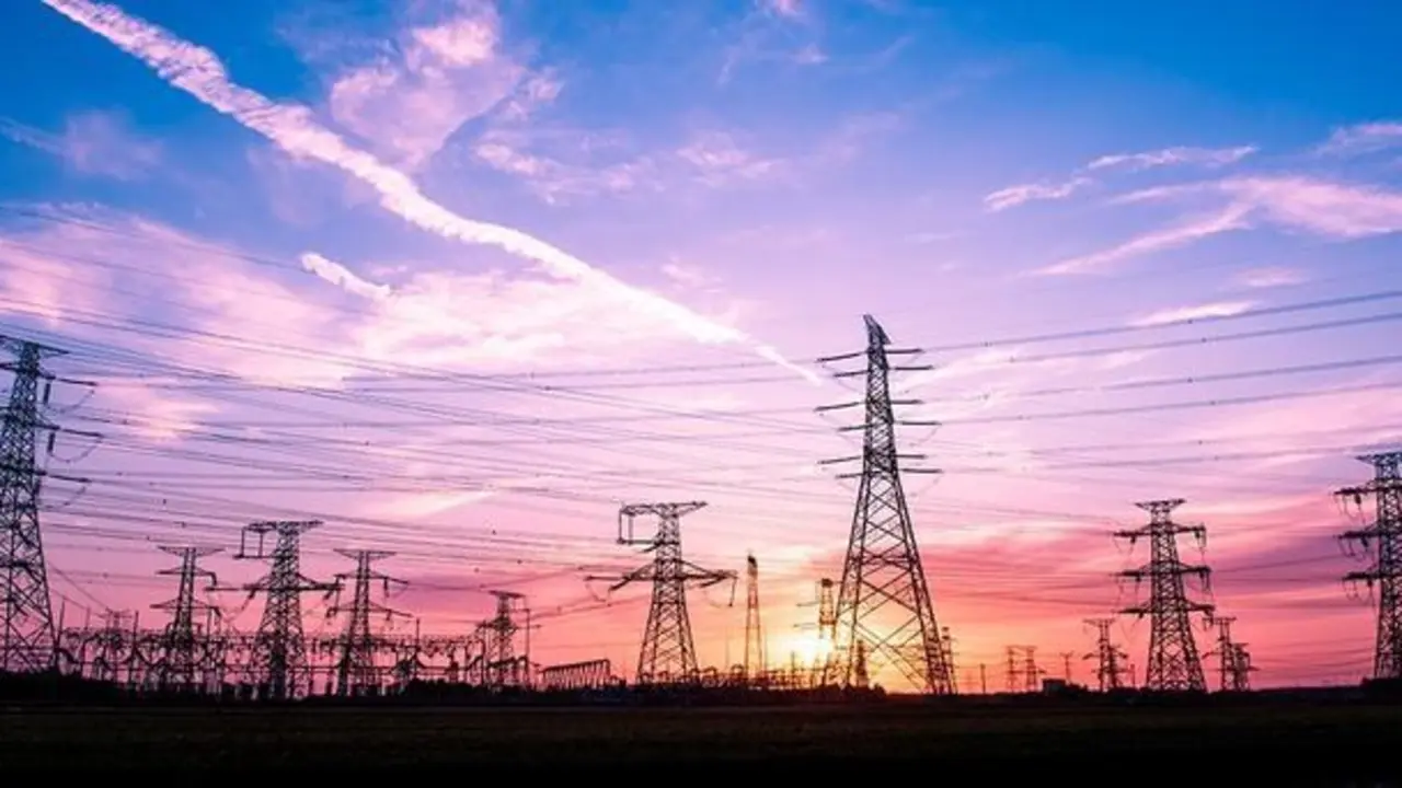 España enfrenta alza en precio de la luz que pone en jaque su economía y preocupa a Europa