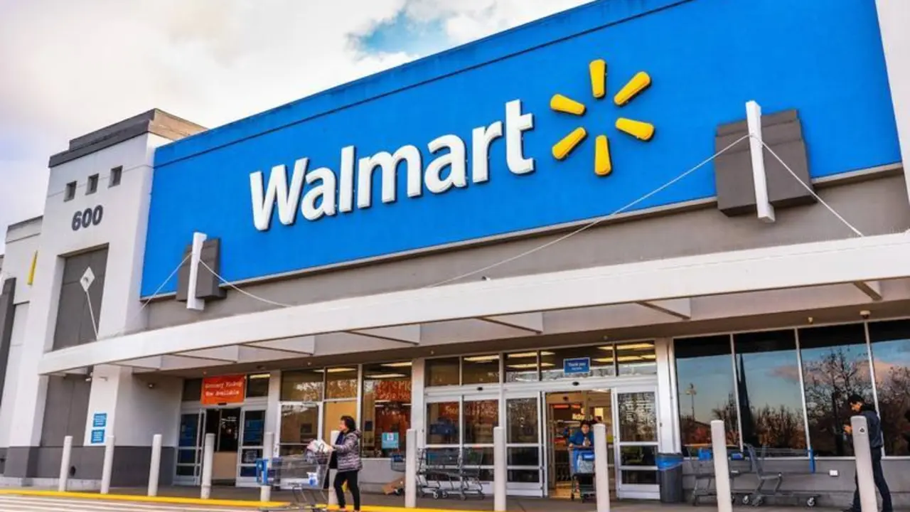Walmart se dispara un 6 % tras batir previsiones y anuncia su salto al Nasdaq para 2025