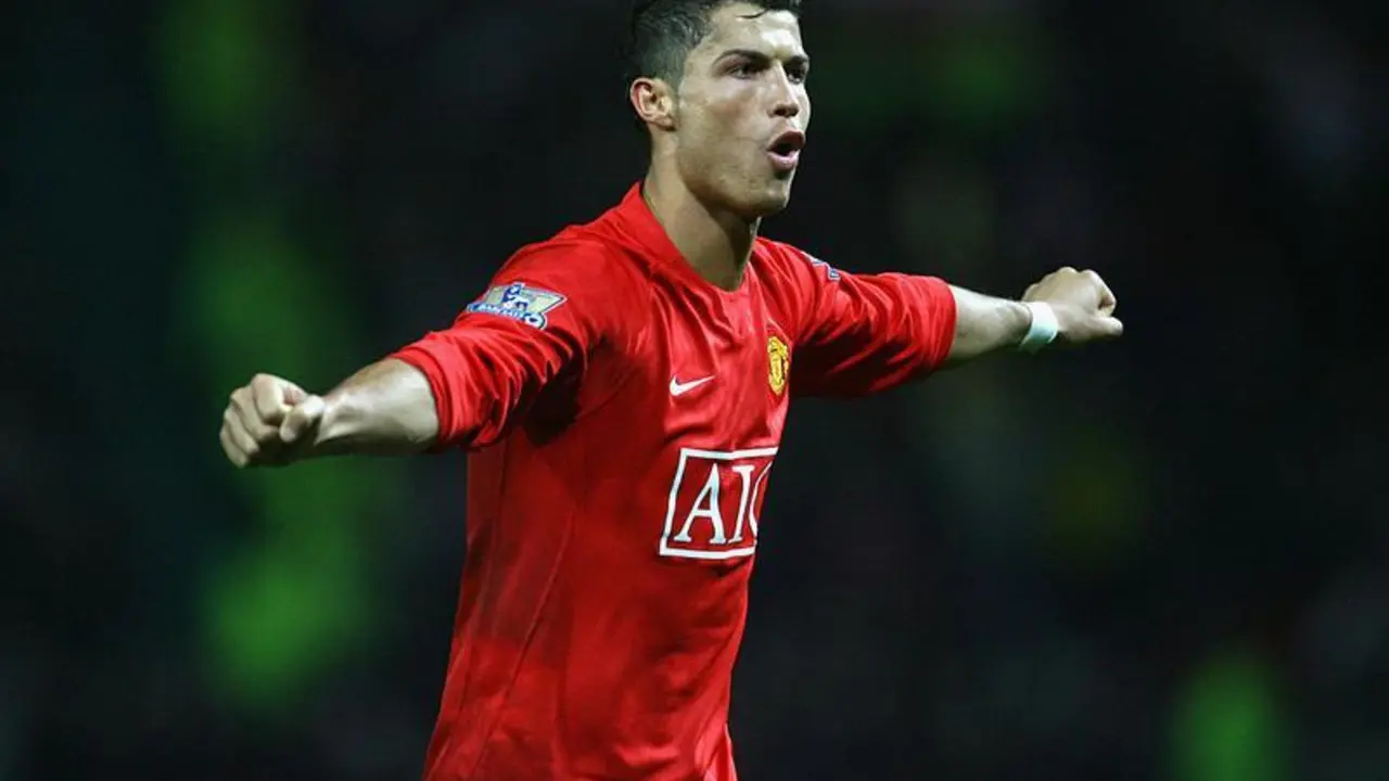 MANCHESTER, UNITED KINGDOM - NOVEMBER 15:  Cristiano Ronaldo of Manchester United celebrates  scoring his team's fifth goal during the Barclays Premier League match between Manchester United and Stoke City at Old Trafford on November 15, 2008 in Manchester, England.  (Photo by Alex Livesey/Getty Images)