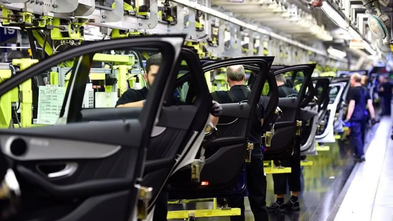 BREMEN, GERMANY - JANUARY 24: Workers oversee production of C-Class sedans on the assembly line of Mercedes-Benz on January 24, 2017 in Bremen, Germany. Daimler AG, which owns Mercedes, is scheduled to present its financial results for 2016 on February 2. Many German automakers are concerned over recent comments by U.S. President Donald Trump over possible tariffs on cars produced outside of the USA. (Photo by Alexander Koerner/Getty Images)