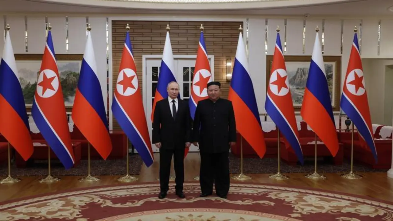 HANDOUT - 19 June 2024, North Korea, Pyongyang: North Korean leader Kim Jong-un and Russian President Vladimir Putin pose for a picture ahead of their meeting. Photo: -/Kremlin/dpa - ATTENTION: editorial use only and only if the credit mentioned above is referenced in full
19/6/2024 ONLY FOR USE IN SPAIN